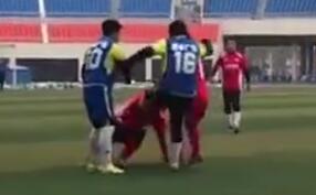 网曝足协主席赛场打人 用带有鞋钉的脚踹人提前二十分钟结束比赛