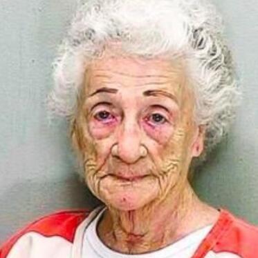 大胆表白遭拒后，她竟选择拔枪以对 92岁疯狂老太太为爱情拼了