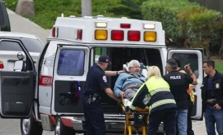 大胆表白遭拒后，她竟选择拔枪以对 92岁疯狂老太太为爱情拼了