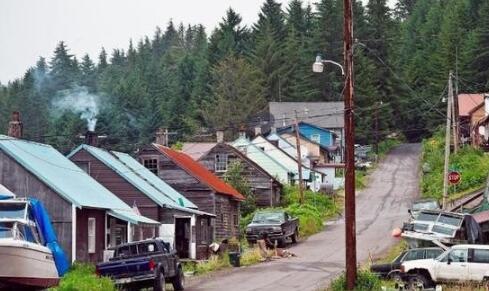 大胆表白遭拒后，她竟选择拔枪以对 92岁疯狂老太太为爱情拼了