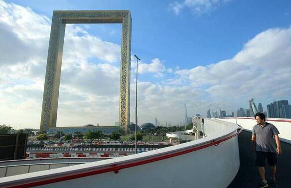 金拱门?迪拜3亿造新地标 150米迪拜画框镀金覆盖金光闪耀高耸入云