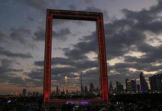 金拱门?迪拜3亿造新地标 150米迪拜画框镀金覆盖金光闪耀高耸入云