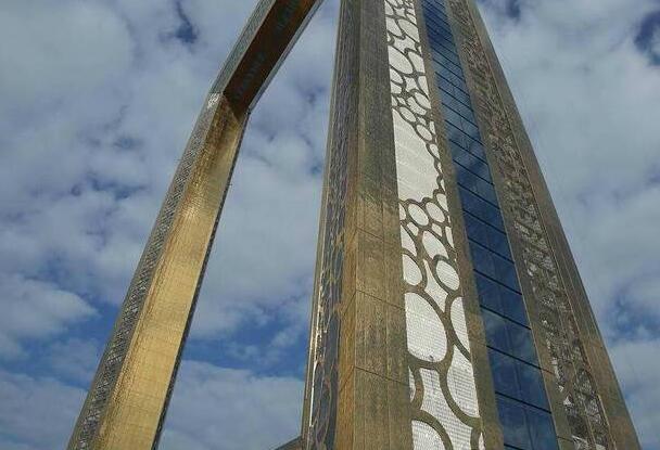 金拱门?迪拜3亿造新地标 150米迪拜画框镀金覆盖金光闪耀高耸入云