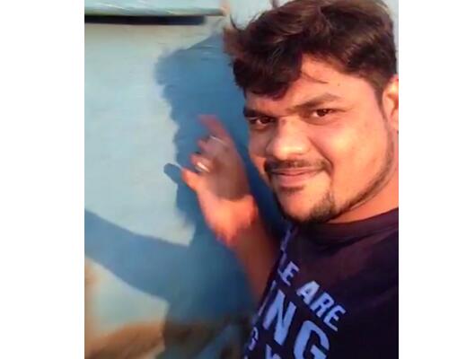 铁轨旁自拍被撞飞 令人惊奇的是该男子竟没有身亡只是受了轻伤