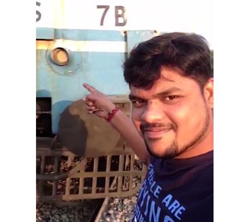 花式作死!铁轨旁自拍被撞飞 男子不听劝伸右手指驶来的火车悲剧了!