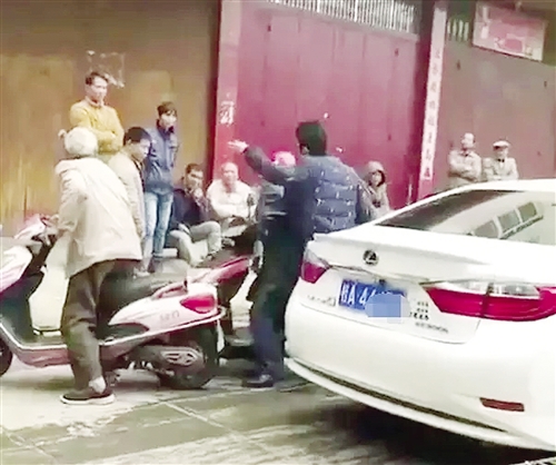 男子当街掌掴老人一把掀飞老人头盔 网友愤然对其“人肉搜索”