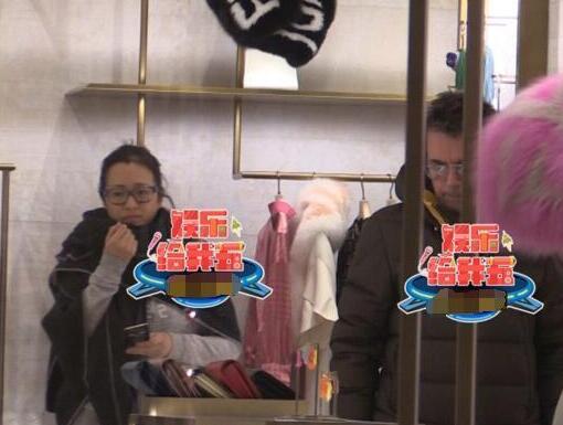 甜炸了！巩俐恋情疑似曝光 与法国70岁电子乐大师牵手逛街