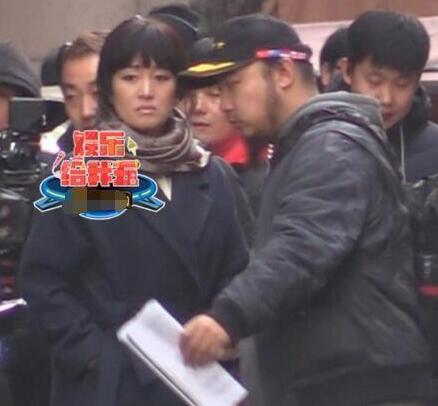 甜炸了！巩俐恋情疑似曝光 与法国70岁电子乐大师牵手逛街