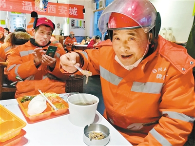 火锅店老板请保洁员喝腊八粥 不到200平的餐厅坐满了保洁员