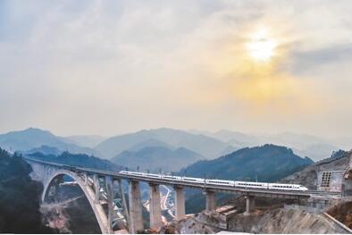 震撼！渝贵铁路通车运营全长347公里 重庆至贵阳由9小时缩短至2小时