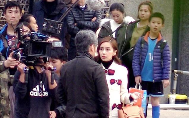 Baby与吴秀波闹市对戏遭围观 baby耍大牌惹怒吴秀波演技尴尬被吐槽