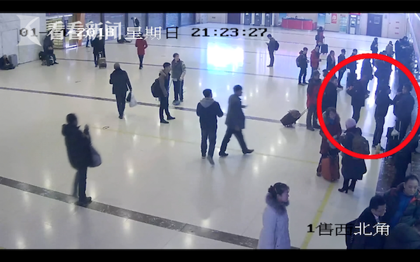 北京站男子插队买票爆粗 民警一查大吃一惊：竟然是在逃嫌犯