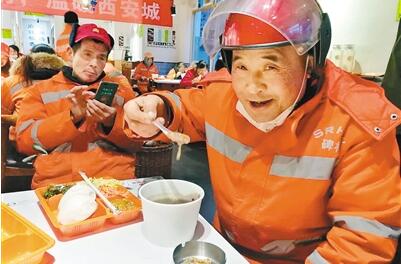 老板请保洁员喝腊八粥 寒冬腊月城市里的一抹温情（图）