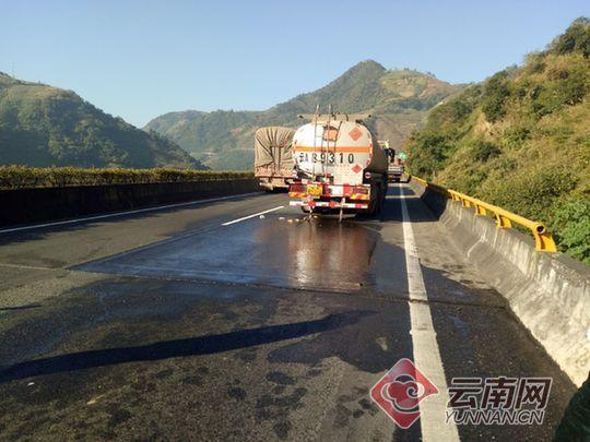 云南高速交通事故 油罐车遭货车碰撞柴油漏了一地