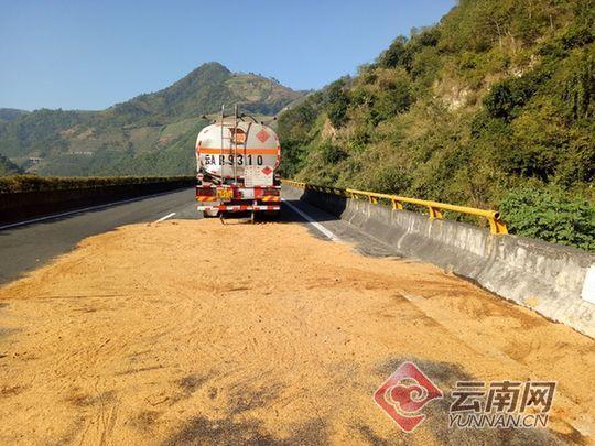 云南高速交通事故 油罐车遭货车碰撞柴油漏了一地
