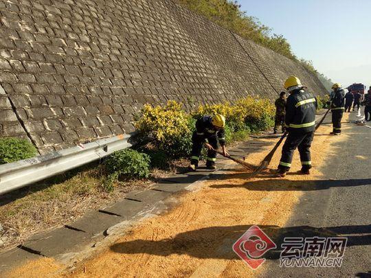 云南高速交通事故 油罐车遭货车碰撞柴油漏了一地