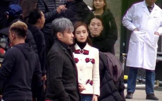 Baby闹市遭围观 AngelababyGUCCI小洋装精致干练