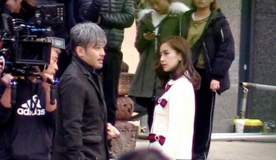 Baby闹市遭围观 AngelababyGUCCI小洋装精致干练