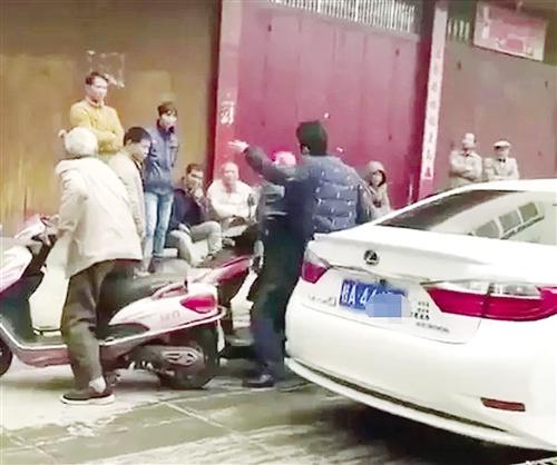 嚣张跋扈！男子当街掌掴老人 男车主被挡车大喊猛然给老人一耳光