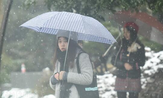 小确幸！杭州西湖初雪 赶早来拍“断桥残雪”摄友蜂拥如至