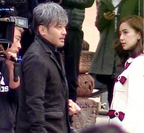 腔调十足！Baby闹市遭围观被质疑耍大牌 带6个助理令吴秀波尴尬