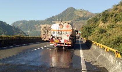 云南高速交通事故 油罐车被碰撞柴油泄漏浸染地面