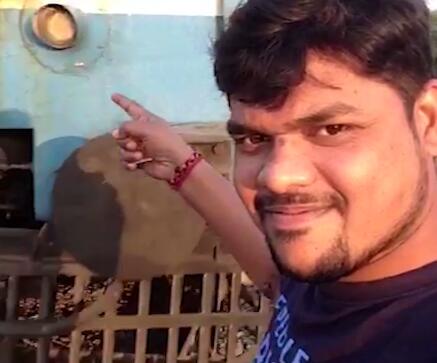 实力作死！铁轨旁自拍被撞飞 22岁奇葩男想和火车玩自拍结果悲剧了