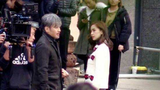 少女感仍在线！Baby闹市遭围观 与吴秀波对戏吸引众多吃瓜群众