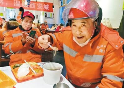 怒赞!请保洁员喝腊八粥 火锅店老板精制“爱心早餐”送保洁员