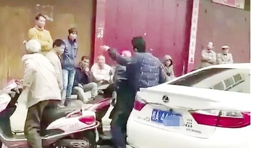 太嚣张！男子当街掌掴老人 眼镜男冲着老人叫喊猛然给老人一耳光