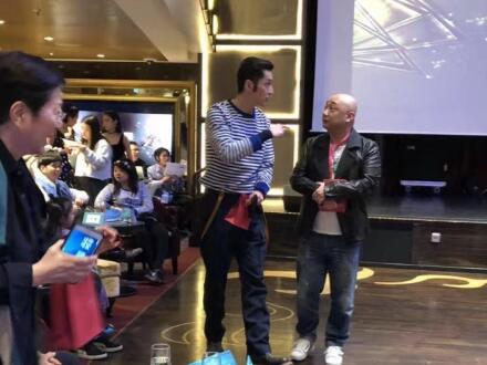 接地气！胡歌现某公司年会 海魂衫大墨镜手拿红包一脸呆萌超吸睛