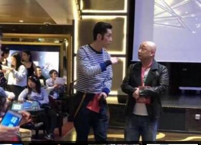 惊爆眼球！胡歌现某公司年会 cos猫王鬓角抢镜像换了一个人！