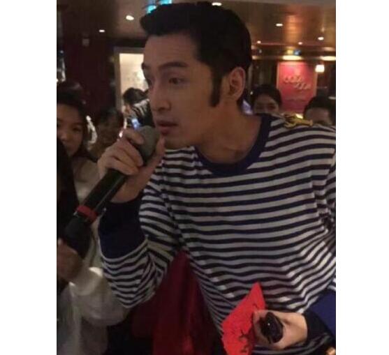胡歌现身某公司年会 模仿猫王鬓角抢镜但颜值还是不受影响的