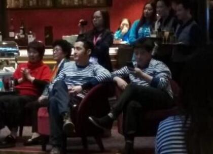 惊爆眼球！胡歌现某公司年会 cos猫王鬓角抢镜像换了一个人！