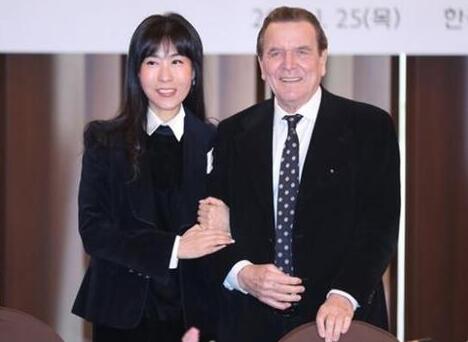 73岁德国前总理将结婚 2018年迎娶小26岁韩国翻译员金素妍