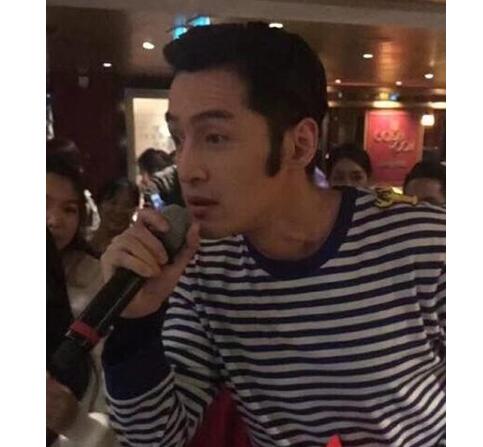 扮猫王发红包！胡歌现身某公司年会超接地气 