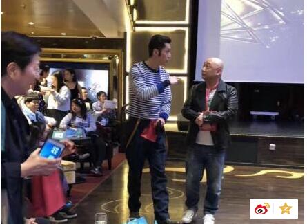 扮猫王发红包！胡歌现身某公司年会超接地气 