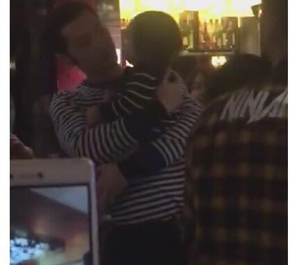 扮猫王发红包！胡歌现身某公司年会超接地气 