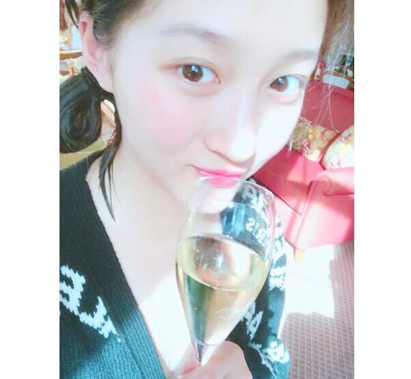 秀色可餐!关晓彤素颜近照超诱惑 “鹿嫂”手拿香槟头发湿漉漉