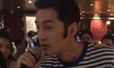 吸睛！胡歌现某公司年会 江左梅郎搞笑鬓角十分抢镜（图）