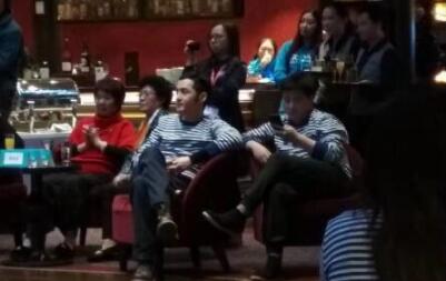 帅呆了！胡歌现某公司年会扮相太搞笑！欧式鬓角cos猫王