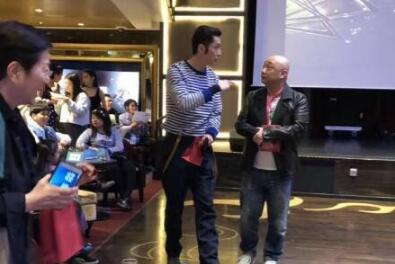 帅呆了！胡歌现某公司年会扮相太搞笑！欧式鬓角cos猫王