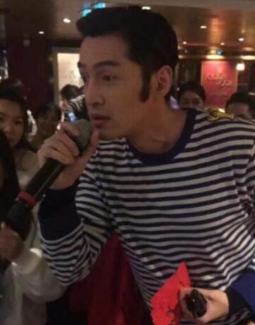 帅呆了！胡歌现某公司年会扮相太搞笑！欧式鬓角cos猫王