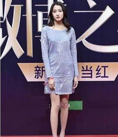 美翻了！关晓彤素颜近照展现侧颜杀 曾被吐槽造型“像大妈”