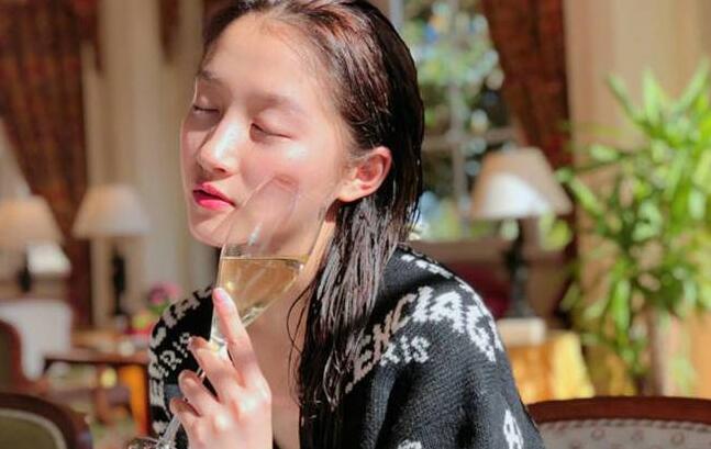 美翻了！关晓彤素颜近照展现侧颜杀 曾被吐槽造型“像大妈”