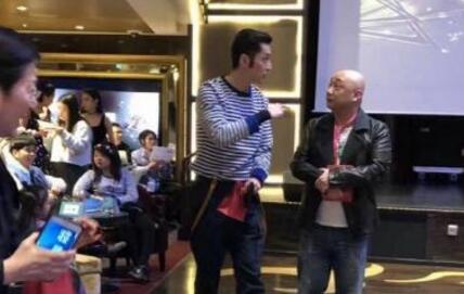 风骚神走位！胡歌现某公司年会一展歌喉 海魂衫与大鬓角很搭