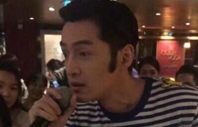 风骚神走位！胡歌现某公司年会一展歌喉 海魂衫与大鬓角很搭