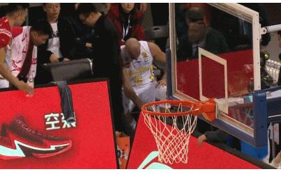 阿巴斯受伤下场