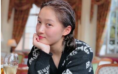 青春洋溢！关晓彤素颜近照秀色可餐 穿着家居服十分惬意