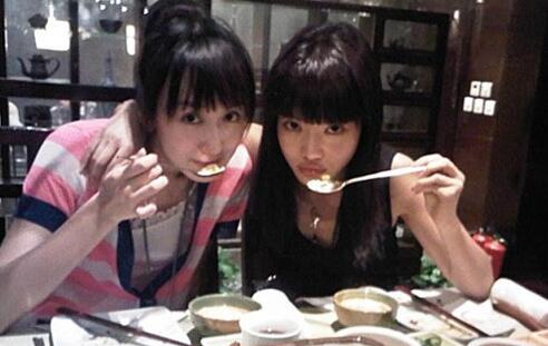 青春洋溢！关晓彤素颜近照秀色可餐 穿着家居服十分惬意